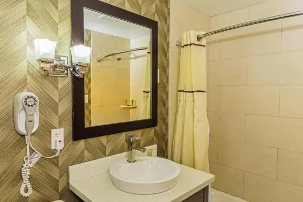 Aarya Hotel By Niagara Fashion Outlets 10