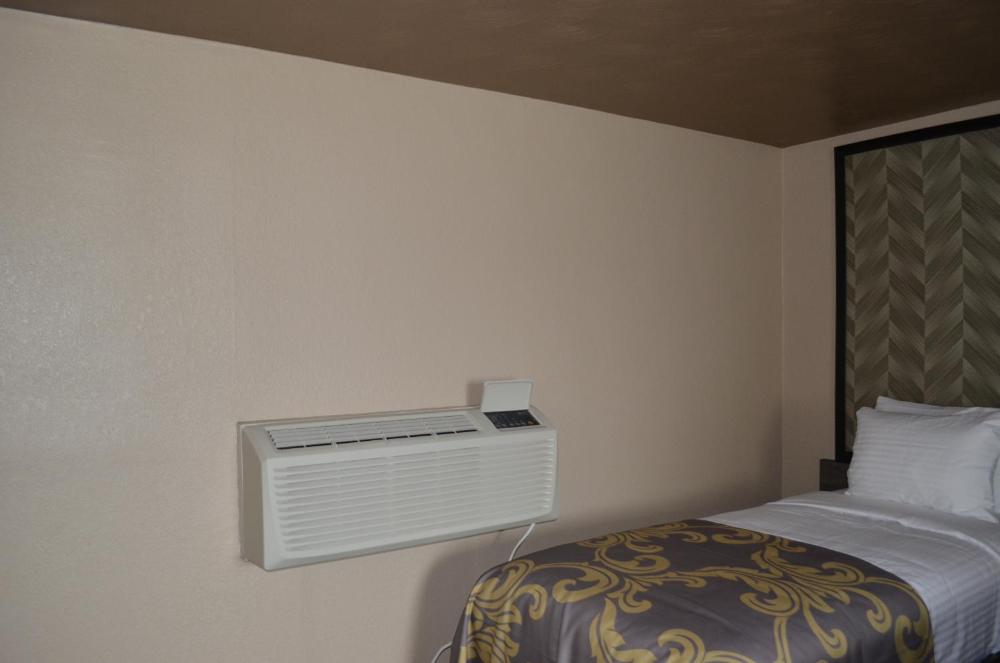 Queen Room with Two Queen Beds at Aarya Hotel By Niagara Fashion Outlets, photo 2