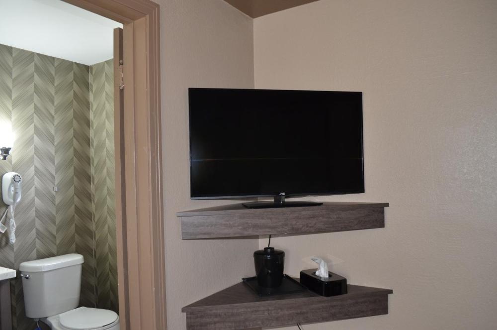 Queen Room with Two Queen Beds at Aarya Hotel By Niagara Fashion Outlets, photo 3