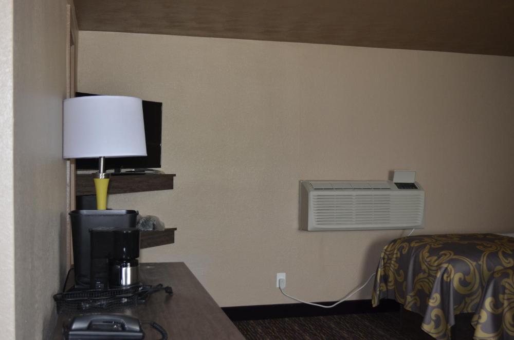 Queen Room with Two Queen Beds at Aarya Hotel By Niagara Fashion Outlets, photo 5