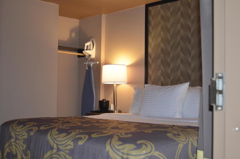 Mini King Room at Aarya Hotel By Niagara Fashion Outlets, photo 4