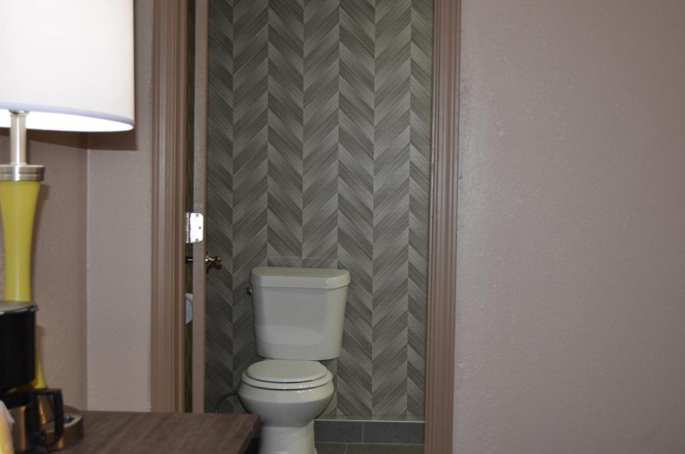 Mini King Room at Aarya Hotel By Niagara Fashion Outlets, photo 2