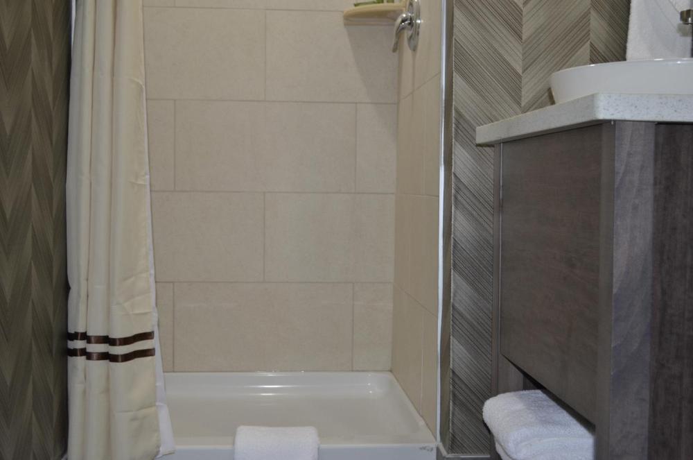 Mini King Room at Aarya Hotel By Niagara Fashion Outlets, photo 5
