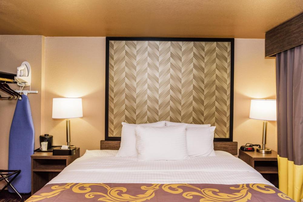 King Room - Disability Access at Aarya Hotel By Niagara Fashion Outlets, photo 4